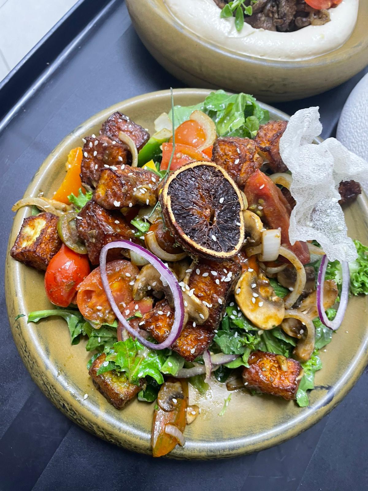 سلطة الحلومي